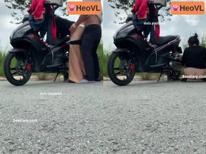 Cô vợ chồng yêu chơi nhau giữa đường nơi vắng vẻ