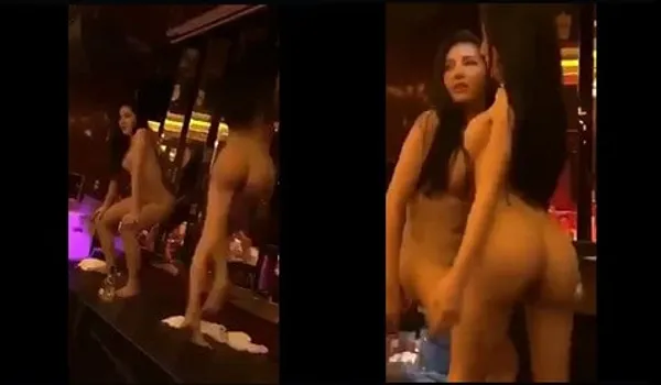 Thoát y chiều khách trong quán karaoke